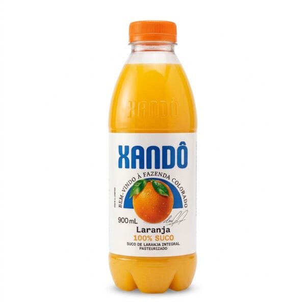 Garrafa de Suco de Laranja Integral Xandô 900 mL sobre fundo branco
