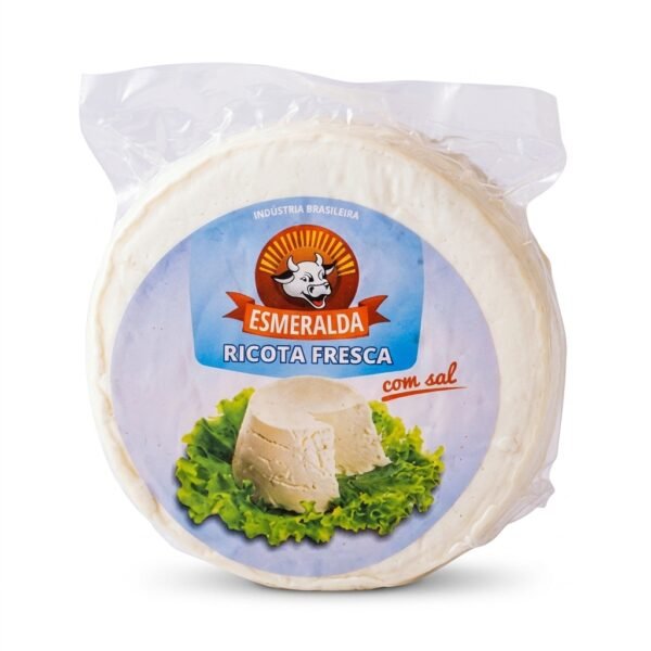 Ricota Fresca com Sal Esmeralda na embalagem original, peça inteira com rótulo azul sobre fundo branco