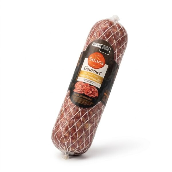 Embalagem original do Salame Tipo Hamburguês Seara Gourmet, peça inteira envolvida em rede, sobre fundo branco