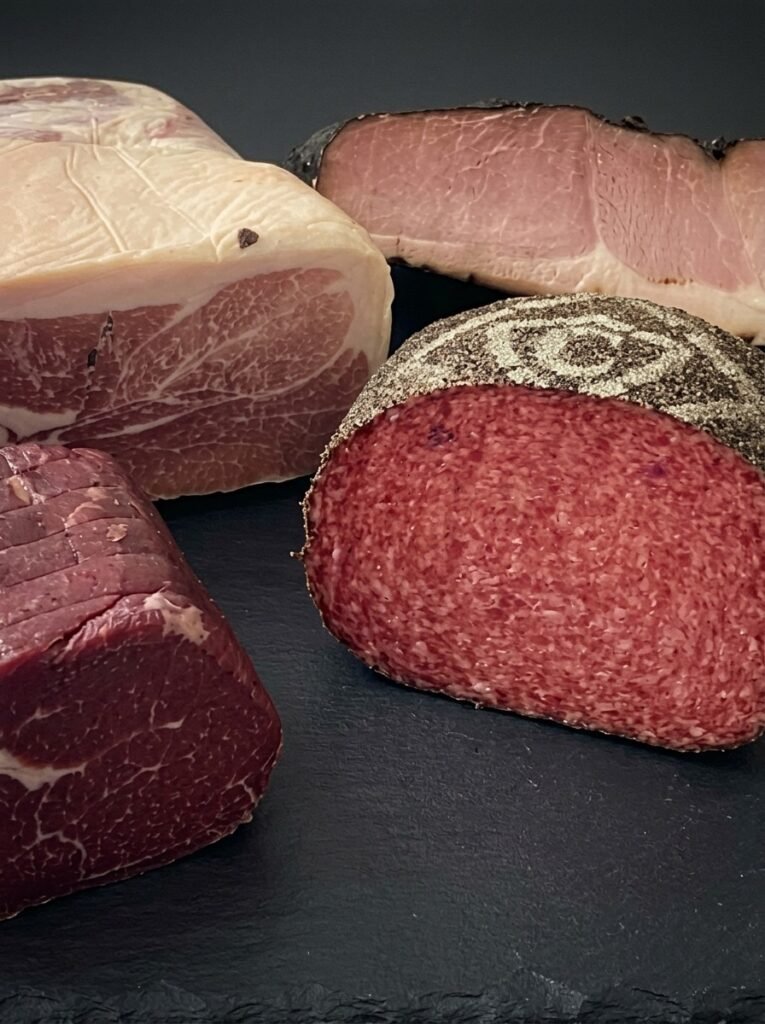 Presunto cru, copa, bresaola e salame da seleção de charcutaria do Quintal Mineiro