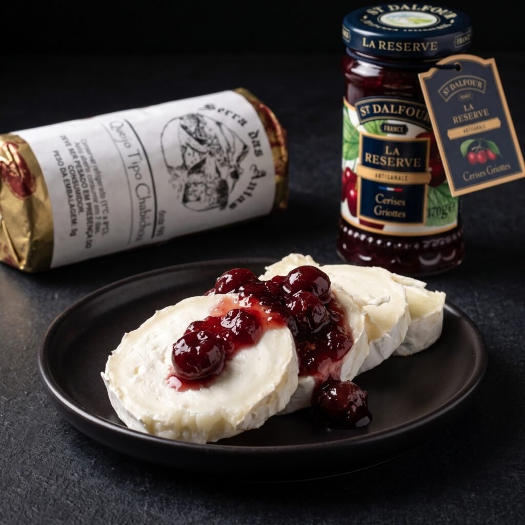 Queijo tipo chabichou com geleia de cereja