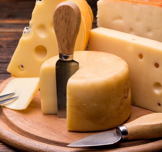 Tábua com queijos artesanais mineiros: queijo curado, queijo suíço e queijo prato